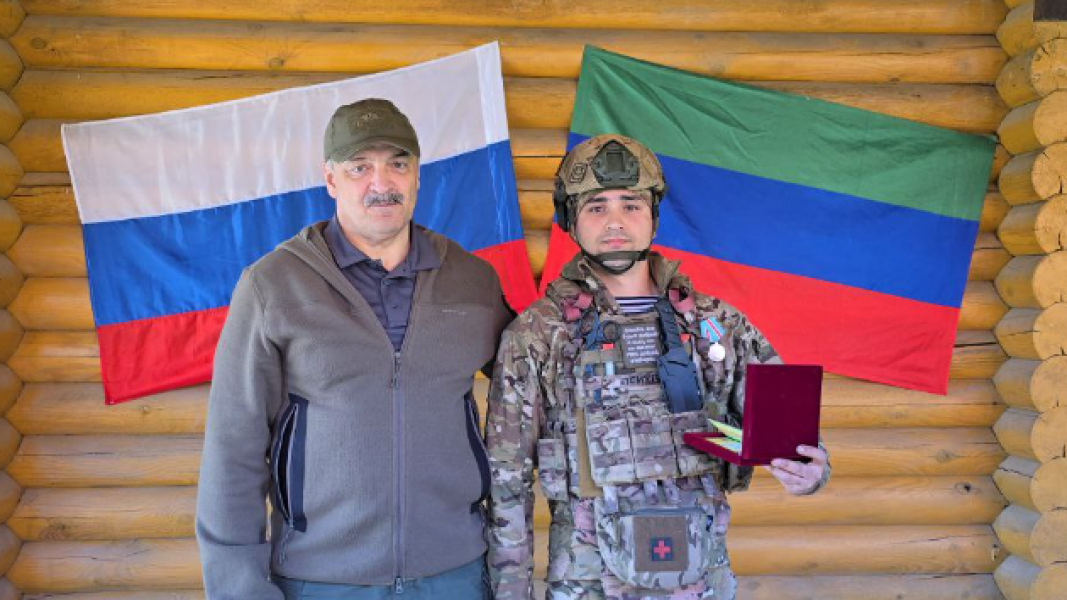 Глава Дагестана Меликов наградил военнослужащих в зоне спецоперации Глава Дагестана Меликов наградил военнослужащих в зоне спецоперации
